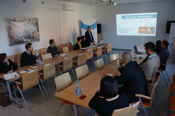 Współpraca korzystna dla firm i młodzieży