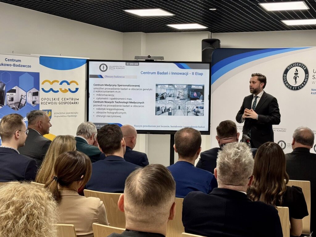 Uniwersytecki Szpital Kliniczny inwestuje w najnowocześniejsze technologie. W czwartek (26 lutego) oficjalnie przekazano umowę o finansowym wsparciu. Dzięki tym pieniądzom będzie m.in. zakupiona aparatura badawcza, która umożliwi prowadzenie badań naukowych w takich dziedzinach medycyny, jak: kardiologia, chirurgia naczyniowa, neurochirurgia, epidemiologia i zdrowie publiczne, genetyka kliniczna, choroby wewnętrzne oraz onkologa.