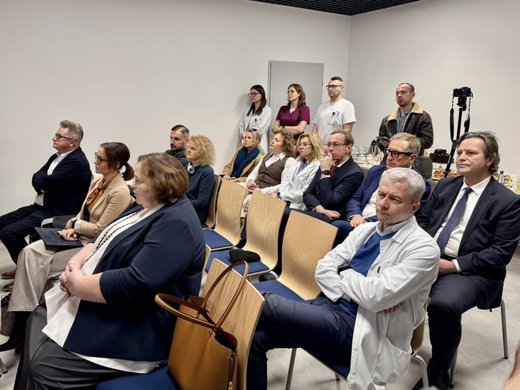 Uniwersytecki Szpital Kliniczny inwestuje w najnowocześniejsze technologie. W czwartek (26 lutego) oficjalnie przekazano umowę o finansowym wsparciu. Dzięki tym pieniądzom będzie m.in. zakupiona aparatura badawcza, która umożliwi prowadzenie badań naukowych w takich dziedzinach medycyny, jak: kardiologia, chirurgia naczyniowa, neurochirurgia, epidemiologia i zdrowie publiczne, genetyka kliniczna, choroby wewnętrzne oraz onkologa.