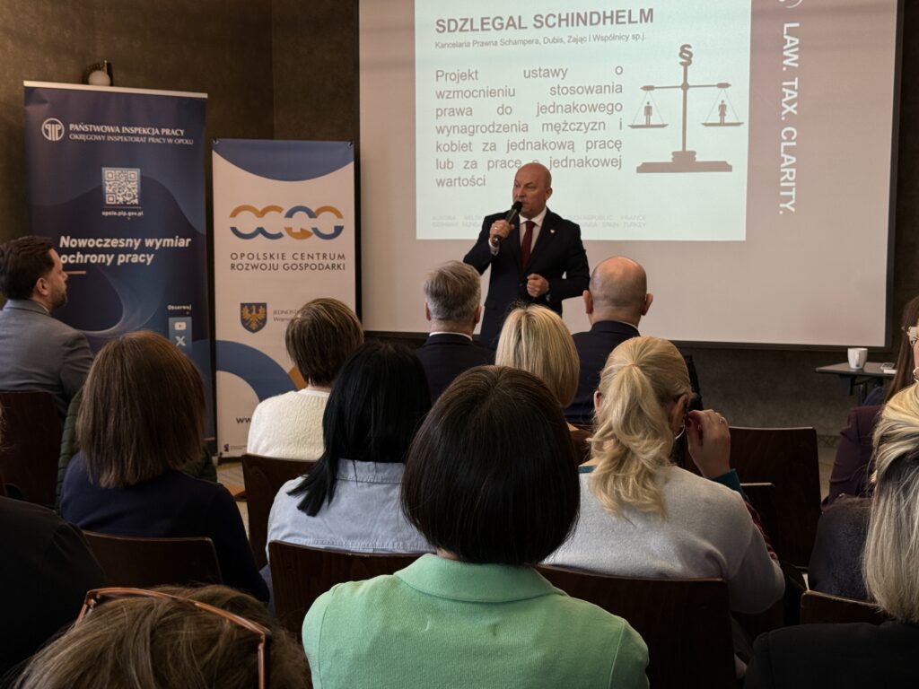 Zdjęcia przedstawiają uczestników spotkania poświęconego współpracy pracodawców z Państwową Inspekcją Pracy, które odbyło się w Opolu. W wydarzeniu uczestniczyli przedstawiciele administracji publicznej, eksperci prawa pracy, reprezentanci środowiska biznesowego oraz organizatorzy szkolenia z zakresu HR.