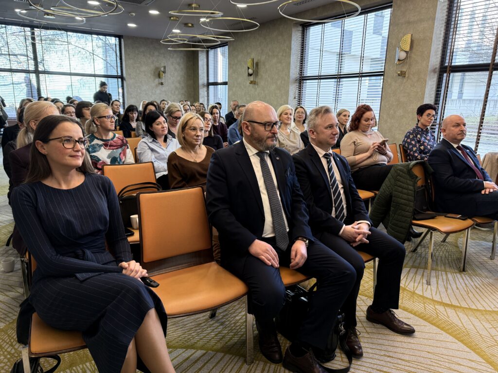 Fotografie dokumentują przebieg konferencji – prelegentów podczas wystąpień, panel dyskusyjny oraz uczestników słuchających prezentacji. Spotkanie było okazją do wymiany doświadczeń oraz rozmów na temat zmian w przepisach prawa pracy, w tym zagadnień związanych z przejrzystością wynagrodzeń i rolą Państwowej Inspekcji Pracy w systemie wsparcia pracodawców i pracowników.

Wydarzenie zostało zorganizowane przez Opolskie Centrum Rozwoju Gospodarki we współpracy z kancelarią SDZLEGAL Schindhelm w ramach cyklu szkoleń dla pracodawców i specjalistów HR.