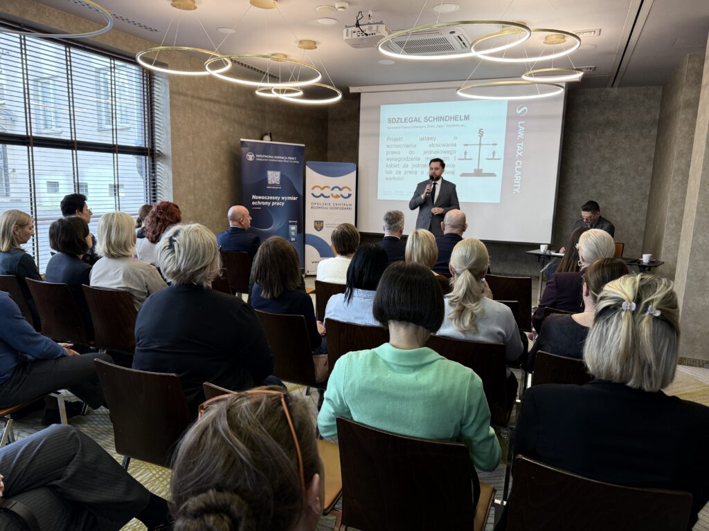 Fotografie dokumentują przebieg konferencji – prelegentów podczas wystąpień, panel dyskusyjny oraz uczestników słuchających prezentacji. Spotkanie było okazją do wymiany doświadczeń oraz rozmów na temat zmian w przepisach prawa pracy, w tym zagadnień związanych z przejrzystością wynagrodzeń i rolą Państwowej Inspekcji Pracy w systemie wsparcia pracodawców i pracowników.

Wydarzenie zostało zorganizowane przez Opolskie Centrum Rozwoju Gospodarki we współpracy z kancelarią SDZLEGAL Schindhelm w ramach cyklu szkoleń dla pracodawców i specjalistów HR.