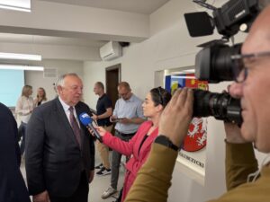 Konferencja prasowa związana z przekazaniem umowy na odbudowę po powodzi w powiecie głubczyckim