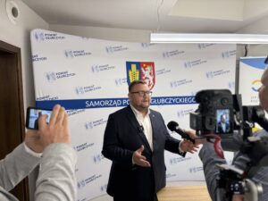 Konferencja prasowa związana z przekazaniem umowy na odbudowę po powodzi w powiecie głubczyckim