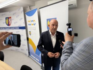 Konferencja prasowa związana z przekazaniem umowy na odbudowę po powodzi w powiecie głubczyckim