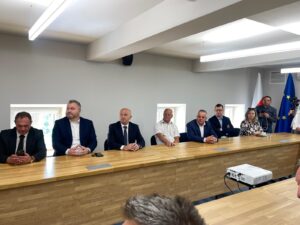 Konferencja prasowa związana z przekazaniem umowy na odbudowę po powodzi w powiecie głubczyckim
