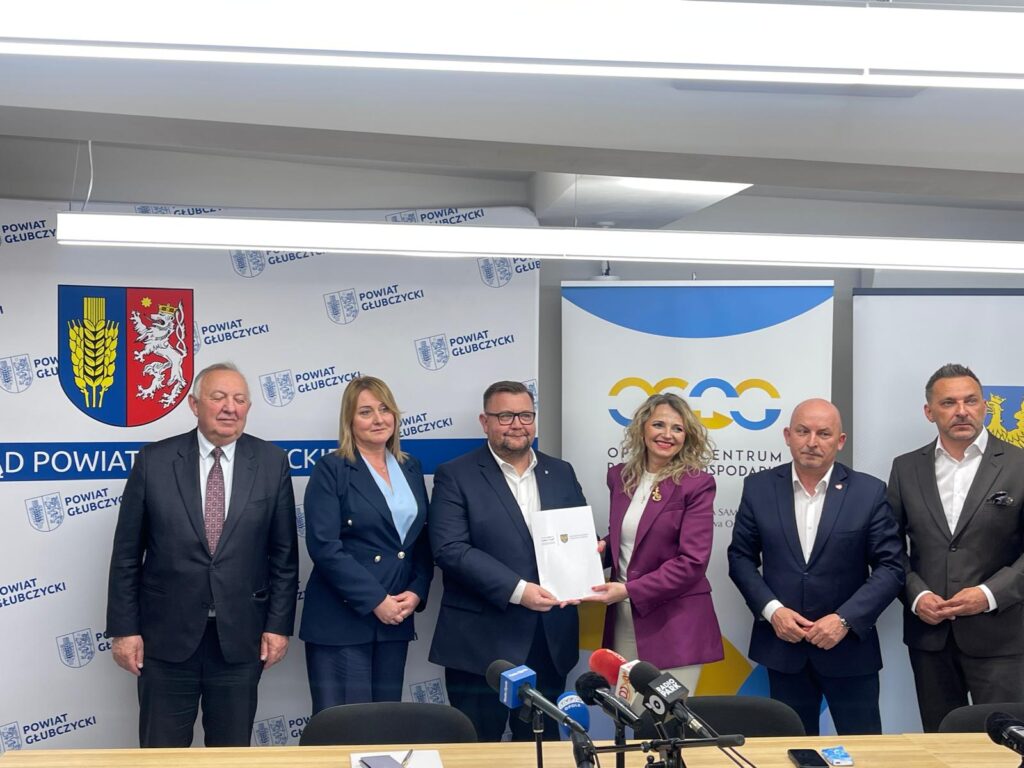 Konferencja prasowa związana z przekazaniem umowy na odbudowę po powodzi w powiecie głubczyckim