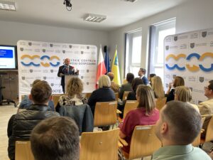 Uczestnicy konferencji dotyczącej wsparcia w podnoszeniu kwalifikacji zawodowych