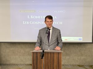 Jak chronić efekty pracy stworzone przy pomocy sztucznej inteligencji? Czy tekst, grafika lub projekt wygenerowane przez AI podlegają ochronie prawa autorskiego? Na te i wiele innych pytań odpowiadali eksperci podczas konferencji poświęconej transformacji cyfrowej i aspektom prawnym wykorzystania sztucznej inteligencji, która odbyła się w Opolu. Wydarzenie zorganizowała Izba Gospodarcza „Śląsk” we współpracy z Opolskim Centrum Rozwoju Gospodarki.