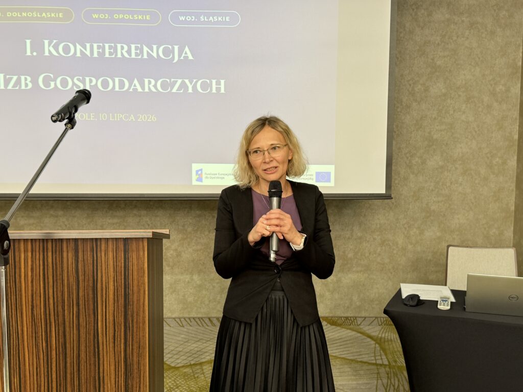 Jak chronić efekty pracy stworzone przy pomocy sztucznej inteligencji? Czy tekst, grafika lub projekt wygenerowane przez AI podlegają ochronie prawa autorskiego? Na te i wiele innych pytań odpowiadali eksperci podczas konferencji poświęconej transformacji cyfrowej i aspektom prawnym wykorzystania sztucznej inteligencji, która odbyła się w Opolu. Wydarzenie zorganizowała Izba Gospodarcza „Śląsk” we współpracy z Opolskim Centrum Rozwoju Gospodarki.