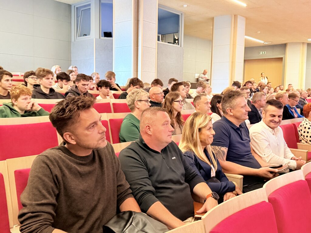 Przedsiębiorcy, samorządowcy i przedstawiciele instytucji otoczenia biznesu spotkali w Domu Kultury w Ozimku podczas VII Ozimskiego Forum Gospodarczego.
