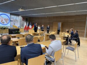 Pieniądze z Funduszy Europejskich zostaną przeznaczone na rozwój innowacyjnych projektów firm z województwa opolskiego związanych z technologiami podwójnego zastosowania. O tych możliwościach wsparcia dla kluczowych branż i pomysłach na nowe produkty, rozmawiali przedsiębiorcy podczas spotkania zorganizowanego przez Opolskie Centrum Rozwoju Gospodarki w Urzędzie Marszałkowskim na opolskim Ostrówku.