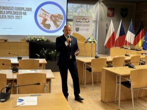 Pieniądze z Funduszy Europejskich zostaną przeznaczone na rozwój innowacyjnych projektów firm z województwa opolskiego związanych z technologiami podwójnego zastosowania. O tych możliwościach wsparcia dla kluczowych branż i pomysłach na nowe produkty, rozmawiali przedsiębiorcy podczas spotkania zorganizowanego przez Opolskie Centrum Rozwoju Gospodarki w Urzędzie Marszałkowskim na opolskim Ostrówku.