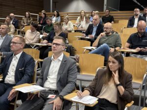 Pieniądze z Funduszy Europejskich zostaną przeznaczone na rozwój innowacyjnych projektów firm z województwa opolskiego związanych z technologiami podwójnego zastosowania. O tych możliwościach wsparcia dla kluczowych branż i pomysłach na nowe produkty, rozmawiali przedsiębiorcy podczas spotkania zorganizowanego przez Opolskie Centrum Rozwoju Gospodarki w Urzędzie Marszałkowskim na opolskim Ostrówku.