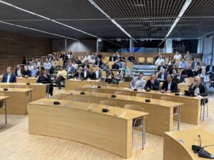 Pieniądze z Funduszy Europejskich zostaną przeznaczone na rozwój innowacyjnych projektów firm z województwa opolskiego związanych z technologiami podwójnego zastosowania. O tych możliwościach wsparcia dla kluczowych branż i pomysłach na nowe produkty, rozmawiali przedsiębiorcy podczas spotkania zorganizowanego przez Opolskie Centrum Rozwoju Gospodarki w Urzędzie Marszałkowskim na opolskim Ostrówku.