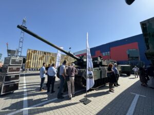 Stoisko Województwa Opolskiego podczas Międzynarodowego Salonu Przemysłu Obronnego MSPO 2026 w Kielcach, na którym prezentują się regionalne przedsiębiorstwa.