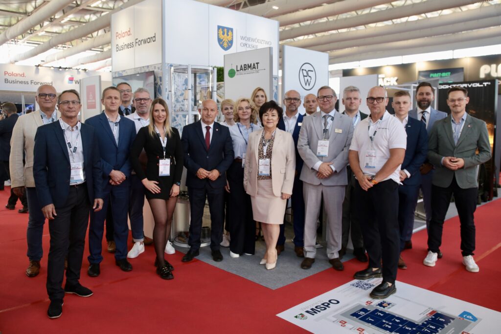 Przedstawiciele Województwa Opolskiego i regionalnych firm podczas targów MSPO 2026 w Kielcach.
